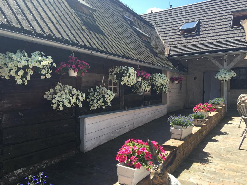 Stajnia Bialy Borek Biskupice Kocurów Exteriör bild