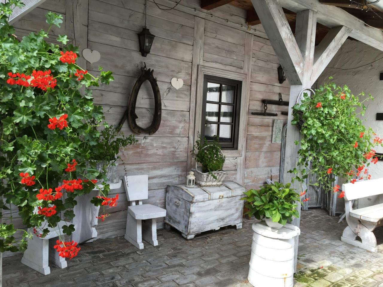 Stajnia Bialy Borek Biskupice Kocurów Exteriör bild
